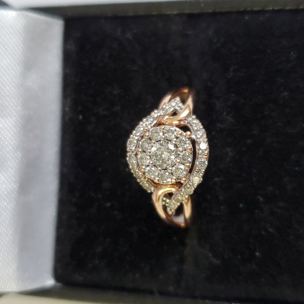 Watch Video / 10K Gold Halo Diamond Princess Ring - Picture 4 of 9